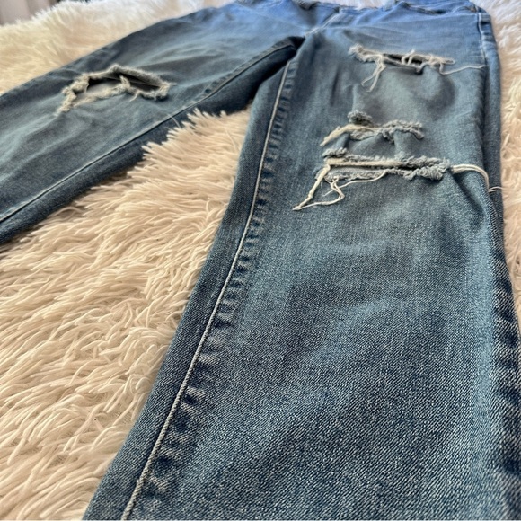 Levi’s High Waisted Mom Jeans Sz 26 Light Wash Distressed Denim - Picture 8 of 14